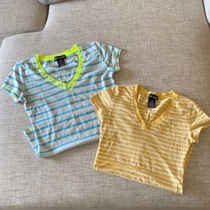 🪞Bundle of 2 V neck tees XS